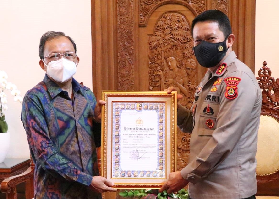 podiumnews.com- Guburnur Bali Terima Penghargaan PPKM MIkro Terbaik dari Kapolri